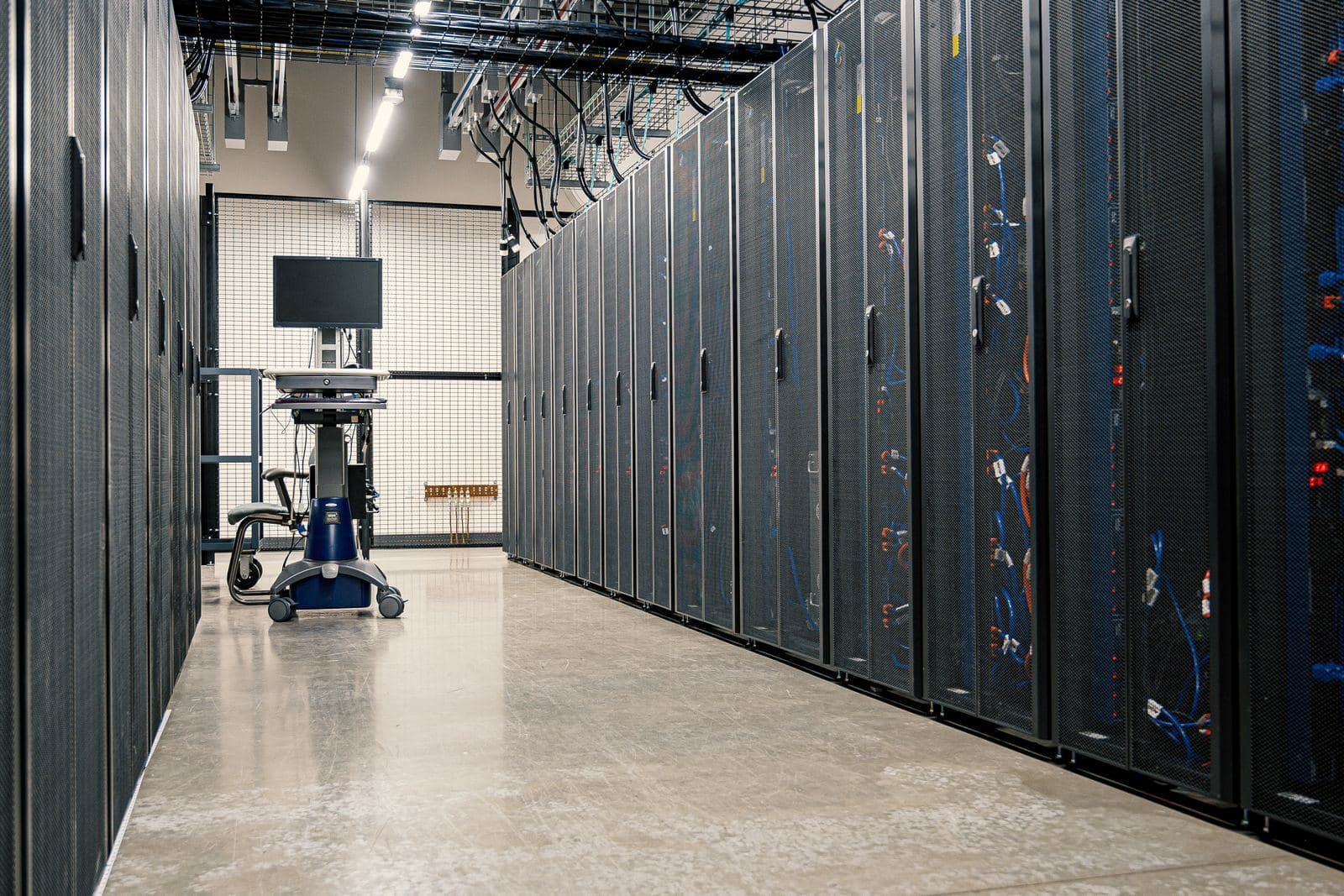 Pasillo de un centro de datos con racks de servidores e infraestructura de red